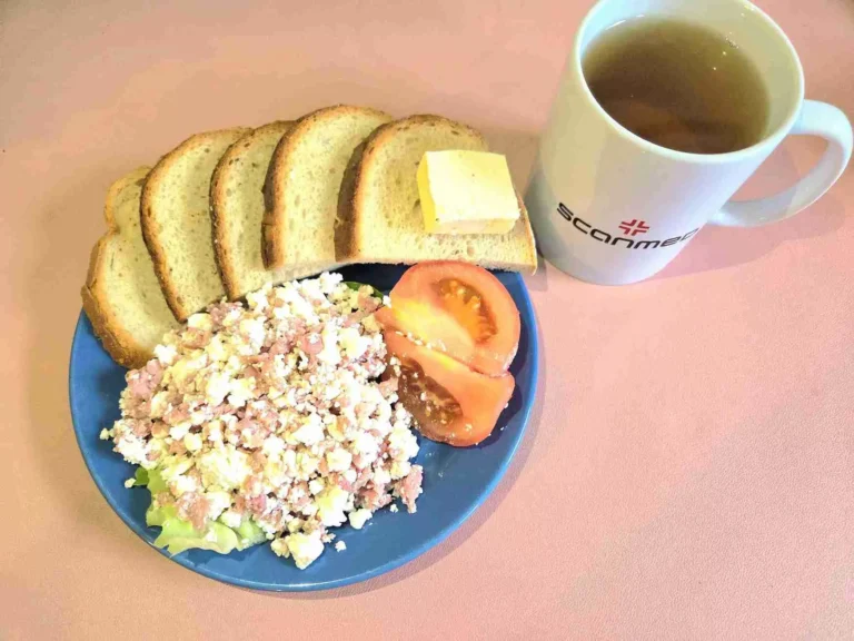 Śniadanie: dieta łatwostrawna
chleb pszenny 70g, margaryna miękka 10g, twarożek z szynką 100g, sałata, pomidor bez skóry 60g, herbata czarna
A: 1,7
Śniadanie: dieta łatwostrawna
chleb pszenny 70g, margaryna miękka 10g, twarożek z szynką 100g, sałata, pomidor bez skóry 60g, herbata czarna
A: 1,7