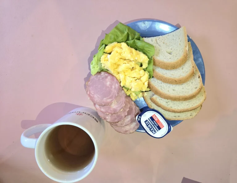 śniadanie dieta łatwostrawna: chleb pszenny 70g, masło 10g, jajecznica na wodzie z dwóch jaj, wędlina wieprzowa 40g, sałata, herbata czarna
A 1,3,7
