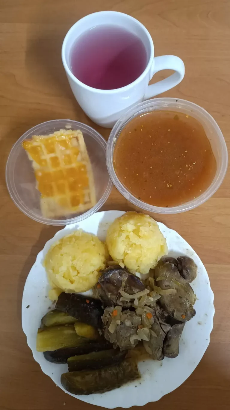 obiad dieta podstawowa: zupa barszcz czerwony 450ml, wątróbka drobiowa smażona z cebulą 100g, ziemniaki gotowane 150g, ogórek kiszony 80g, woda z sokiem malinowym, gofry z dżemem
A: 1,3,7
obiad dieta podstawowa: zupa barszcz czerwony 450ml, wątróbka drobiowa smażona z cebulą 100g, ziemniaki gotowane 150g, ogórek kiszony 80g, woda z sokiem malinowym, gofry z dżemem
A: 1,3,7