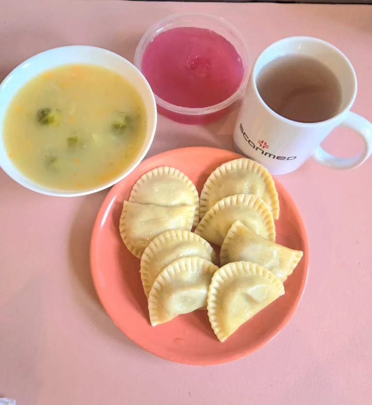 obiad dieta podstawowa: zupa brukselkowa 450ml, pierogi z mięsem 350g, woda z sokiem malinowym, kisiel
A: 1,3 obiad dieta podstawowa: zupa brukselkowa 450ml, pierogi z mięsem 350g, woda z sokiem malinowym, kisiel
A: 1,3