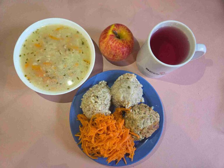 Obiad: dieta podstawowa
zupa ryżowa 450ml, kotlet mielony drobiowo-wieprzowy duszony w sosie koperkowym 120g, kasza jęczmienna 150g, marchew tarta z sokiem z cytryny 125g, woda z sokiem malinowym, jabłko
A: 1,3
Obiad: dieta podstawowa
zupa ryżowa 450ml, kotlet mielony drobiowo-wieprzowy duszony w sosie koperkowym 120g, kasza jęczmienna 150g, marchew tarta z sokiem z cytryny 125g, woda z sokiem malinowym, jabłko
A: 1,3