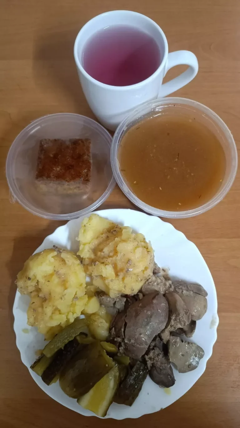 obiad dieta o kontrolowanej zawartości kwasów tłuszczowych: zupa barszcz czerwony 450ml, wątróbka drobiowa gotowana w sosie własnym 100g, ziemniaki gotowane 150g, ogórek kiszony 80g, woda z sokiem malinowym, ciasto dyniowe
A: 1,3
obiad dieta o kontrolowanej zawartości kwasów tłuszczowych: zupa barszcz czerwony 450ml, wątróbka drobiowa gotowana w sosie własnym 100g, ziemniaki gotowane 150g, ogórek kiszony 80g, woda z sokiem malinowym, ciasto dyniowe
A: 1,3