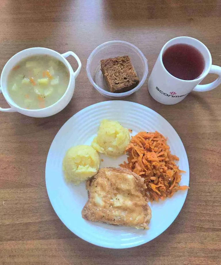 Obiad: dieta podstawowa
zupa brokułowa 450ml, ryba smażona w panierce 110g, ziemniaki gotowane 150g, marchew gotowana 120g, woda z sokiem malinowym, ciasto marchewkowe
A: 1,3,4
Obiad: dieta podstawowa
zupa brokułowa 450ml, ryba smażona w panierce 110g, ziemniaki gotowane 150g, marchew gotowana 120g, woda z sokiem malinowym, ciasto marchewkowe
A: 1,3,4