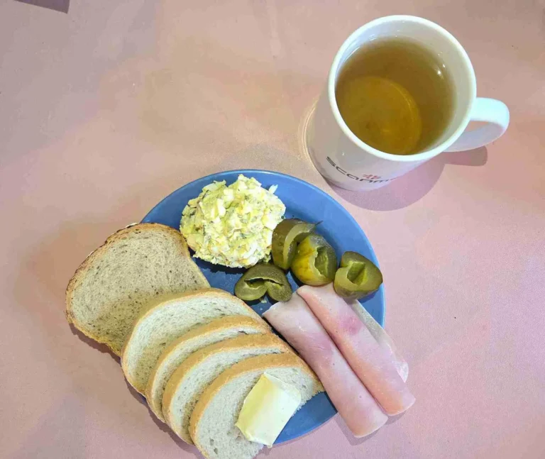 Śniadanie: dieta podstawowa
chleb pszenny 60g, chleb mieszany z płatkami owsianymi 20g, margaryna miękka 10g, pasta jajeczna 100g, wędlina wieprzowa 40g, ogórek kiszony 50g, herbata czarna
A: 1,3,7 Śniadanie: dieta podstawowa
chleb pszenny 60g, chleb mieszany z płatkami owsianymi 20g, margaryna miękka 10g, pasta jajeczna 100g, wędlina wieprzowa 40g, ogórek kiszony 50g, herbata czarna
A: 1,3,7