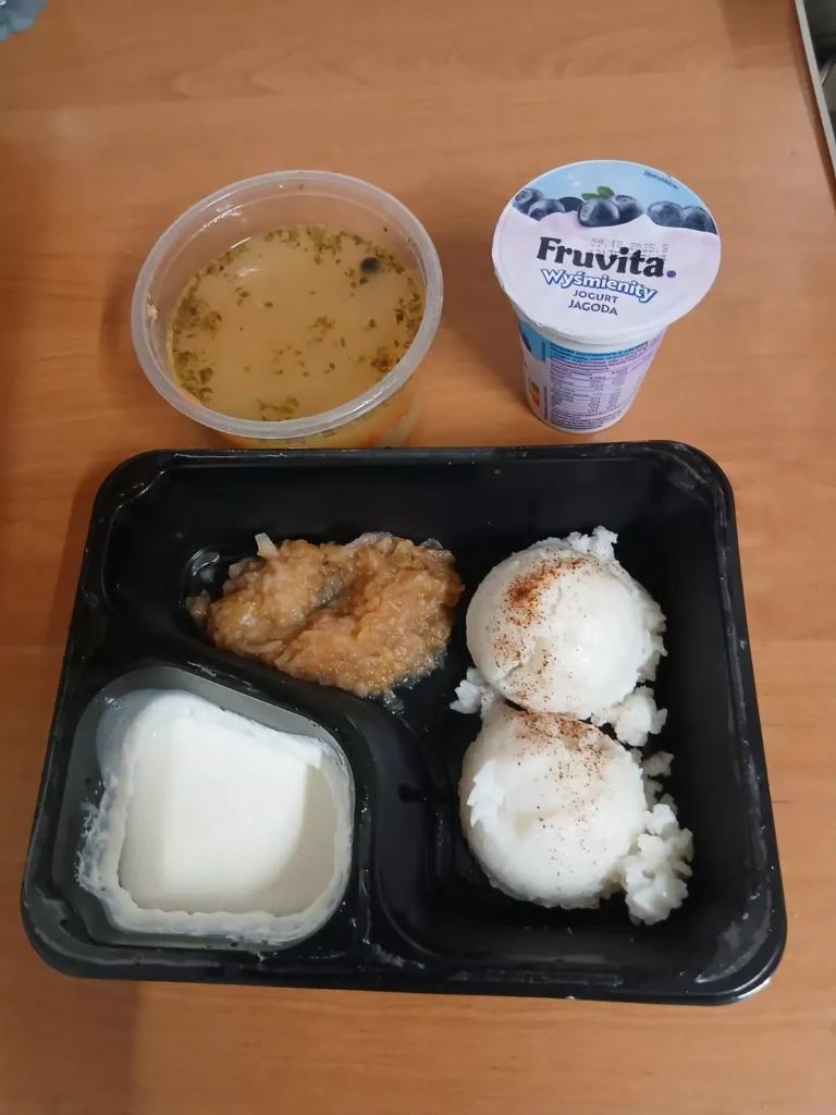 obiad dieta podstawowa: zupa grochowa 450ml, ryż z cynamonem, jabłkiem prażonym i serkiem, woda z sokiem malinowym, jogurt obiad dieta podstawowa: zupa grochowa 450ml, ryż z cynamonem, jabłkiem prażonym i serkiem, woda z sokiem malinowym, jogurt