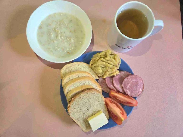 Śniadanie: dieta podstawowa
chleb pszenny 60g, chleb mieszany z płatkami owsianymi 20g, margaryna miękka 10g, pasta z soczewicy 90g, wędlina wieprzowa 40g, pomidor 60g, owsianka na mleku 150ml, herbata czarna
A: 1,7
Śniadanie: dieta podstawowa
chleb pszenny 60g, chleb mieszany z płatkami owsianymi 20g, margaryna miękka 10g, pasta z soczewicy 90g, wędlina wieprzowa 40g, pomidor 60g, owsianka na mleku 150ml, herbata czarna
A: 1,7