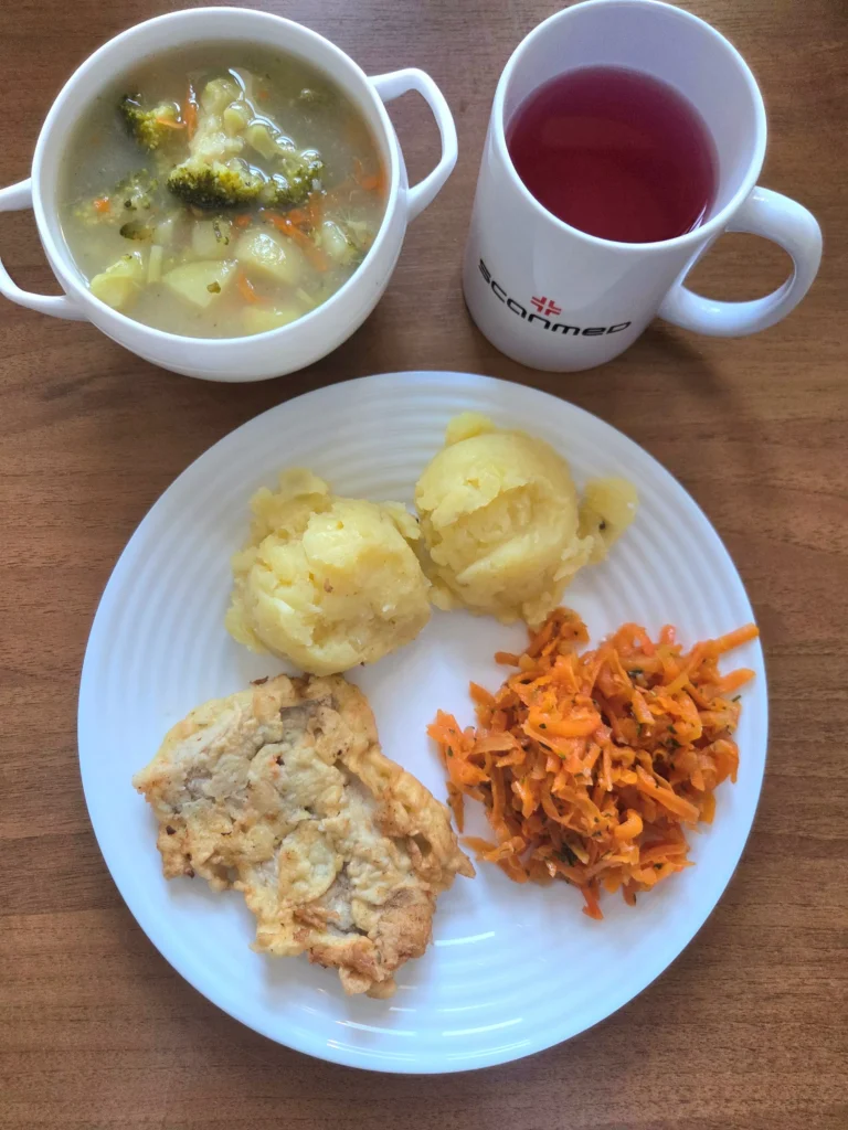 obiad dieta podstawowa: zupa brokułowa 450ml, smażona ryba w panierce 110g, ziemniaki gotowane 150g, marchew gotowana 120g, woda z sokiem malinowym
A: 1,3,4