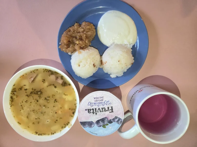 obiad dieta podstawowa: zupa grochowa 450ml, ryż z cynamonem, jabłkiem i serkiem 350g, woda z sokiem malinowym, jogurt owocowy
A: 1,7
