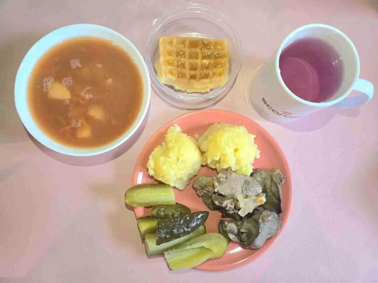 Obiad: dieta podstawowa
zupa barszcz czerwony 450ml, wątróbka drobiowa smażona z cebulą 100g, ziemniaki gotowane 150g, ogórek kiszony 80g, woda z sokiem malinowym, gofr z dżemem
A: 1,3,7
Obiad: dieta podstawowa
zupa barszcz czerwony 450ml, wątróbka drobiowa smażona z cebulą 100g, ziemniaki gotowane 150g, ogórek kiszony 80g, woda z sokiem malinowym, gofr z dżemem
A: 1,3,7