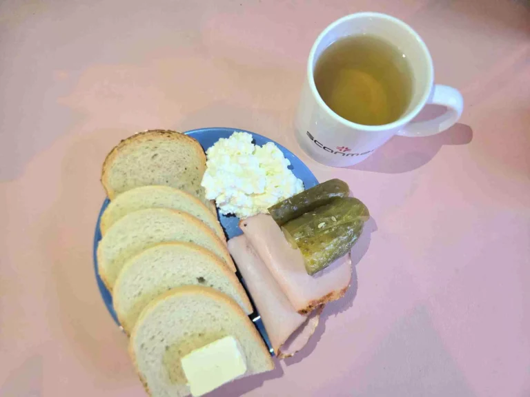 śniadanie dieta podstawowa: chleb pszenny 60g, chleb mieszany z płatkami owsianymi 20g, margaryna miękka 10g, wędlina wieprzowa 60g, twarożek 100g, ogórek kiszony 50g, herbata czarna
A: 1,7
