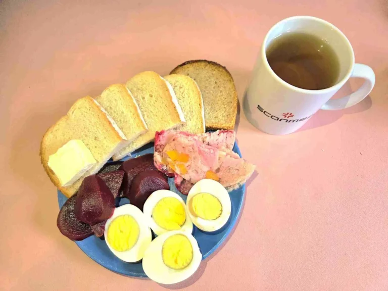 Śniadanie: dieta podstawowa
chleb pszenny 60g, chleb mieszany z płatkami owsianymi 20g, margaryna miękka 10g, jajka gotowane na twardo 2 szt., wędlina drobiowa 60g, buraki kiszone 50g, herbata czarna
A: 1,3,7
Śniadanie: dieta podstawowa
chleb pszenny 60g, chleb mieszany z płatkami owsianymi 20g, margaryna miękka 10g, jajka gotowane na twardo 2 szt., wędlina drobiowa 60g, buraki kiszone 50g, herbata czarna
A: 1,3,7