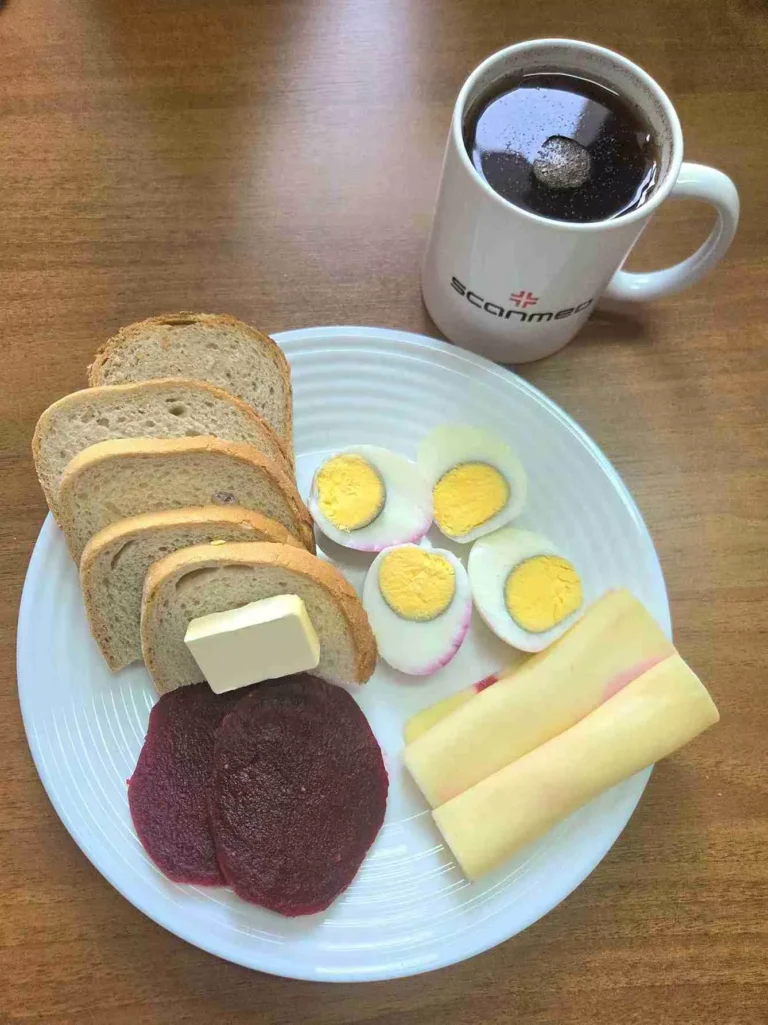 Śniadanie: dieta podstawowa
chleb pszenny 60g, chleb mieszany z płatkami owsianymi 20g, margaryna miękka 10g, ser zółty gouda 40g, jajka gotowane na twardo 2 szt., buraki kiszone 50g
A: 1,3,7
Śniadanie: dieta podstawowa
chleb pszenny 60g, chleb mieszany z płatkami owsianymi 20g, margaryna miękka 10g, ser zółty gouda 40g, jajka gotowane na twardo 2 szt., buraki kiszone 50g
A: 1,3,7