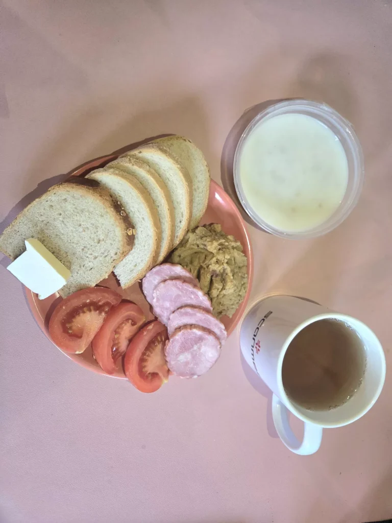 śniadanie dieta podstawowa: chleb pszenny 60g, chleb mieszany z płatkami owsianymi 20g, margaryna miękka 10g, pasta z soczewicy 90g, wędlina wieprzowa 40g, pomidor 60g, owsianka na mleku 150ml, herbata czarna
A: 1,7

