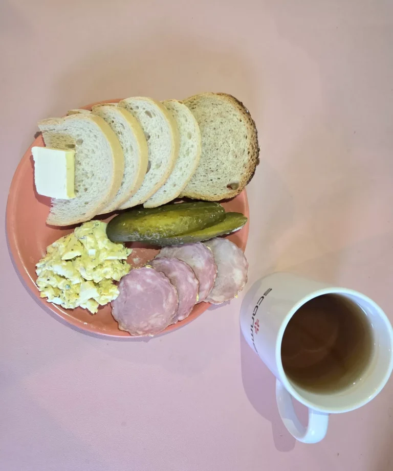 śniadanie dieta podstawowa: chleb pszenny 20g, chleb mieszany z płatkami owsianymi 20g, margaryna miękka 10g, pasta jajeczna 100g, wędlina wieprzowa 40g, ogórek kiszony 50g, herbata czarna
A 1,3,7
