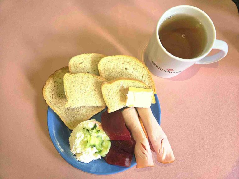 Śniadanie: dieta podstawowa
chleb pszenny 60g, chleb mieszany 20g, margaryna miękka 10g, wędlina wieprzowa 60g, twarożek z ogórkiem tartym 120g, buraki kiszone 50g, herbata czarna
A: 1,7
Śniadanie: dieta podstawowa
chleb pszenny 60g, chleb mieszany 20g, margaryna miękka 10g, wędlina wieprzowa 60g, twarożek z ogórkiem tartym 120g, buraki kiszone 50g, herbata czarna
A: 1,7