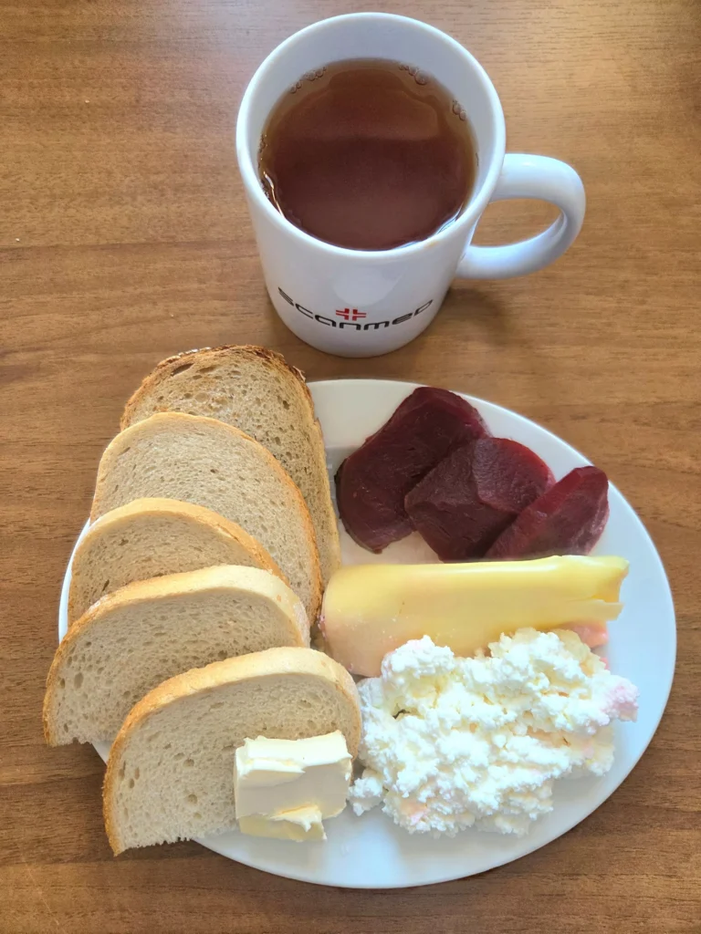 śniadanie dieta podstawowa: chleb pszenny 60g, chleb mieszany z płatkami owsianymi 20g, margaryna miękka 10g, twarożek 100g, zer żółty 40g, buraki kiszone 50g, herbata czarna
A: 1,7