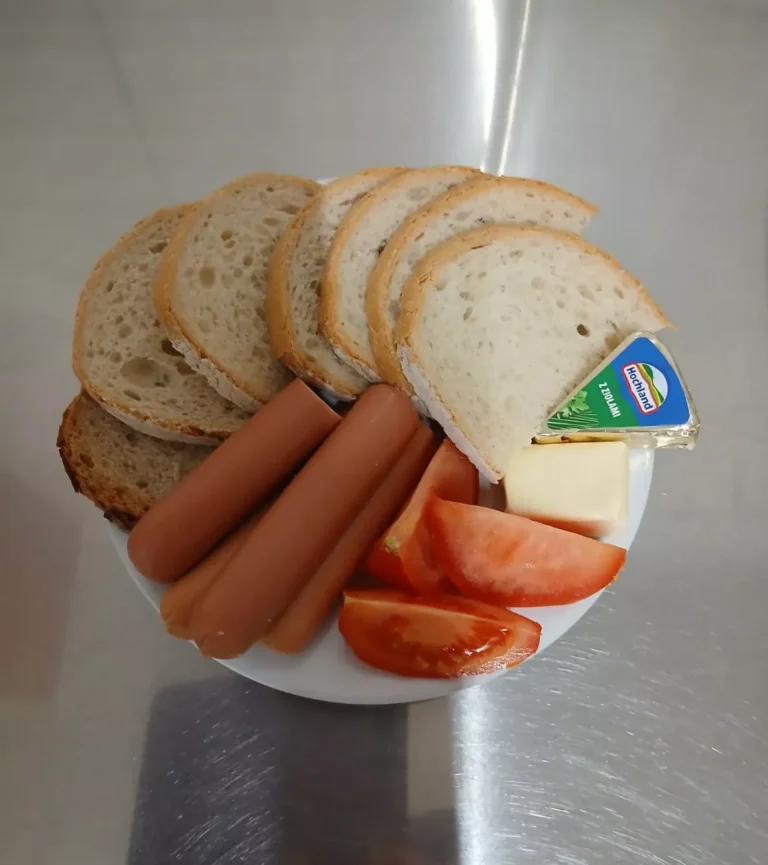 śniadanie dieta podstawowa: chleb mieszany z płatkami owsianymi 20g, chleb pszenny 80g,  margaryna miękka 10g, ser topiony 30 g, parówki drobiowe 110g, pomidor 60g, herbata czarna
A: 1,7
