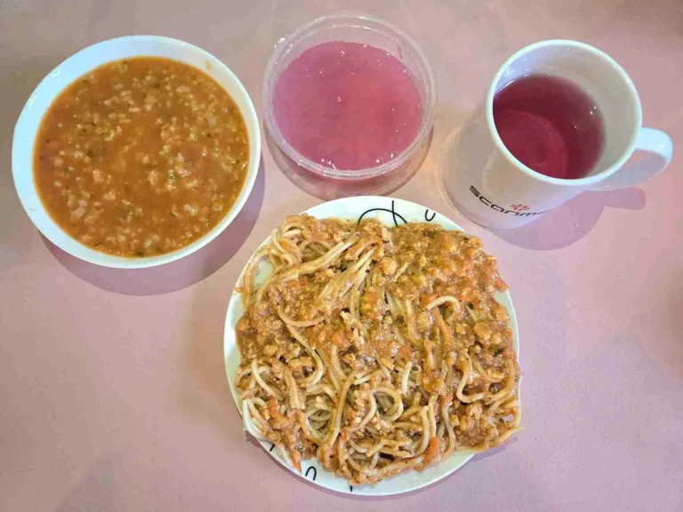 obiad dieta podstawowa: zupa pomidorowa z ryżem 450ml, spaghetti z mięsem mielonym drobiowym 350g, woda z sokiem malinowym, kisiel
A: 1,3
