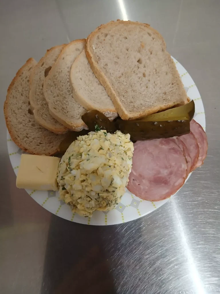 śniadanie dieta podstawowa: chleb pszenny 60g, chleb mieszany z płatkami owsianymi 20g, margaryna 10g, pasta jajeczna 100g, wędlina wieprzowa 40g, ogórek kiszony 50g, herbata czarna
A: 1,3,7 śniadanie dieta podstawowa: chleb pszenny 60g, chleb mieszany z płatkami owsianymi 20g, margaryna 10g, pasta jajeczna 100g, wędlina wieprzowa 40g, ogórek kiszony 50g, herbata czarna
A: 1,3,7