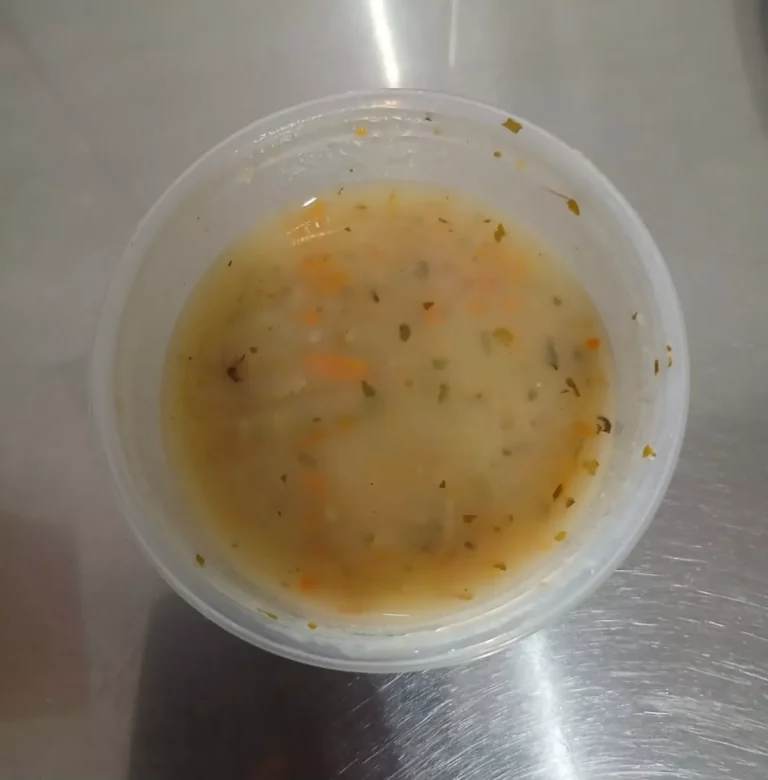 obiad dieta z ograniczeniem łatwo przyswajalnych węglowodanów:  zupa jarzynowa 450 ml, fasolka po bretońsku 300 g, chleb mieszany z płatkami owsianymi 60 g, woda z sokiem malinowym, ciasto marchewkowe
A: 1,3,9
