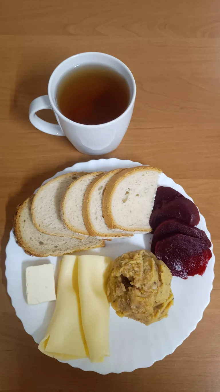 śniadanie dieta podstawowa: chleb pszenny 60g, chleb mieszany z płatkami owsianymi 20g, margaryna miękka 10g, pasta z soczewicy 100 g, ser żółty gouda 40 g, buraczki kiszone 50 g, herbata czarna 
A: 1,7

